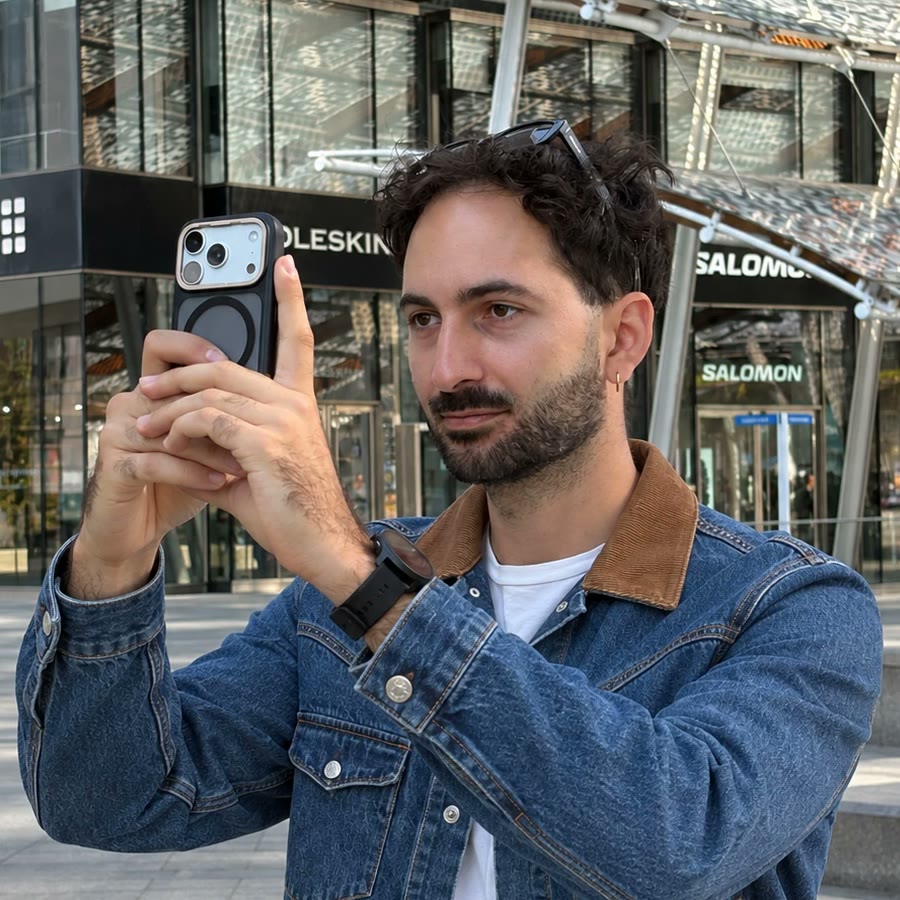 Simone Ventura mentre gira un video con lo smartphone